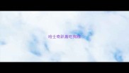 哈士奇趴着吃狗粮